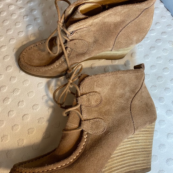 LUCKY BRAND Women's Suede Lace-Up Heeled Booties - Picture 5 of 16